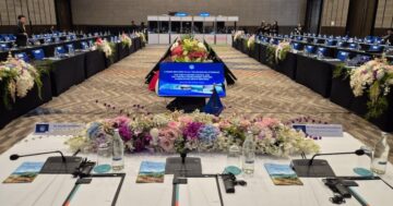 ห้องประชุมขนาดใหญ่ที่ติดตั้งตู้ล่ามแปลภาษา สำหรับผู้เข้าประชุมฟังเสียงแปลภาษาเป็นภาษาต่างๆ