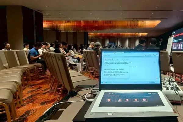 อุปกรณ์ที่ติดตั้งสำหรับการใช้งาน AI Translation ทั้ง Laptop และ AI Application