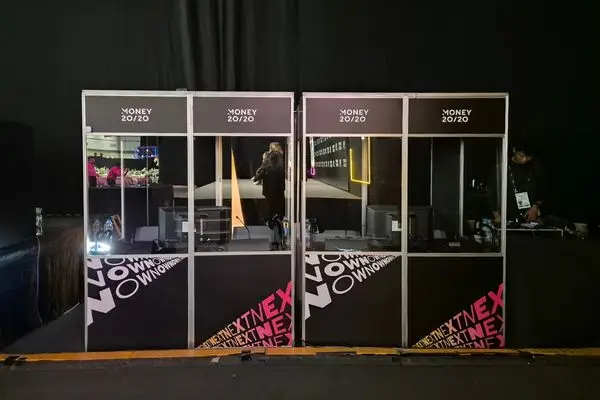 ตู้ล่ามของไมตี้ ไมซ์ ตกแต่งด้วยลวดลายใน theme สีน้ำตาลเข้ม ของงาน Money 20|20 ปี 2025