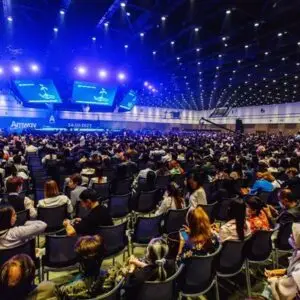 งานประชุมขนาด 20,000 ท่าน ที่ไมตี้ ไมซ์ ให้บริการหูฟังแปลภาษา ระบบสัญญาณวิทยุ พร้อมด้วยตู้ล่าม
