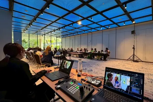 บรรยากาศภายในห้องประชุมขนาดกลาง ที่ติดตั้งระบบกล้องวีดีโอ บันทึกการประชุม พร้อม Live Streaming ไปยังผู้เข้าประชุมทางออนไลน์
