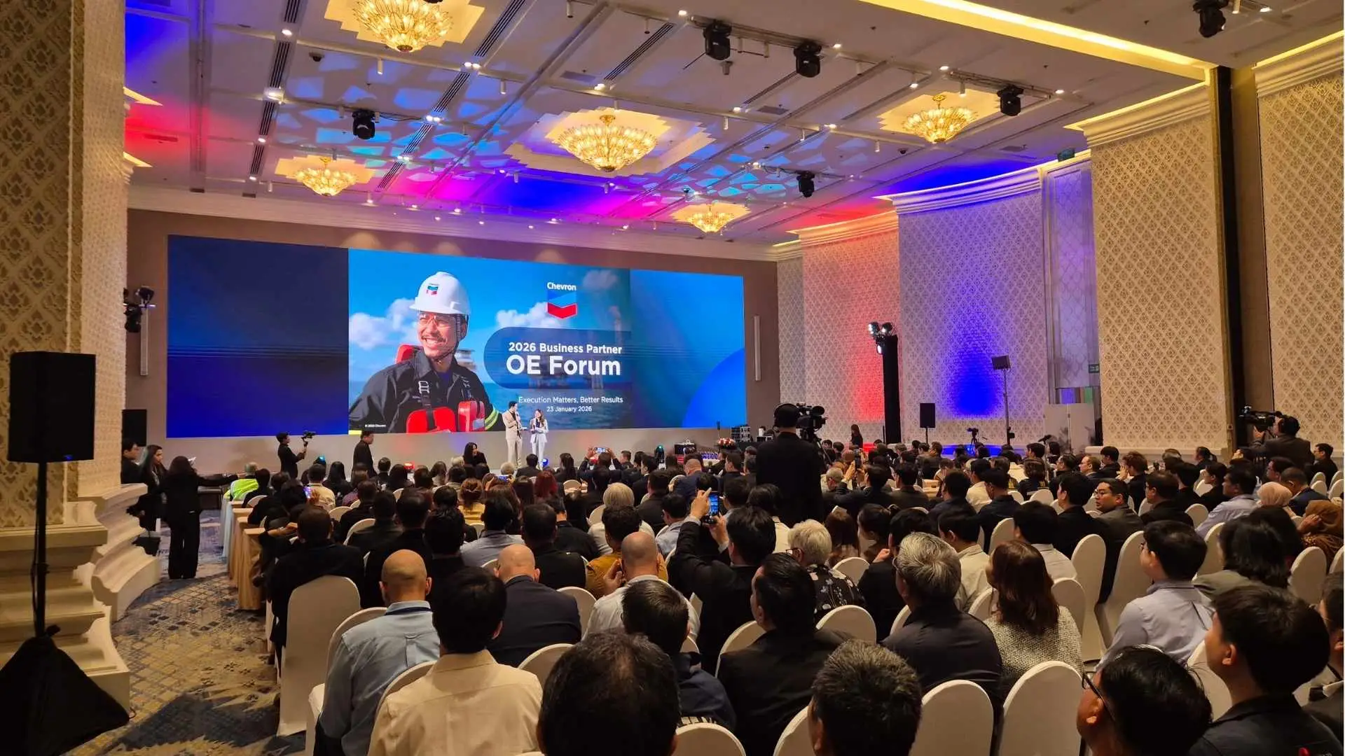 ห้องประชุมที่ใช้ระบบหูฟังแปลภาษาดิจิตอล อินฟราเรดจากไมตี้ ไมซ์