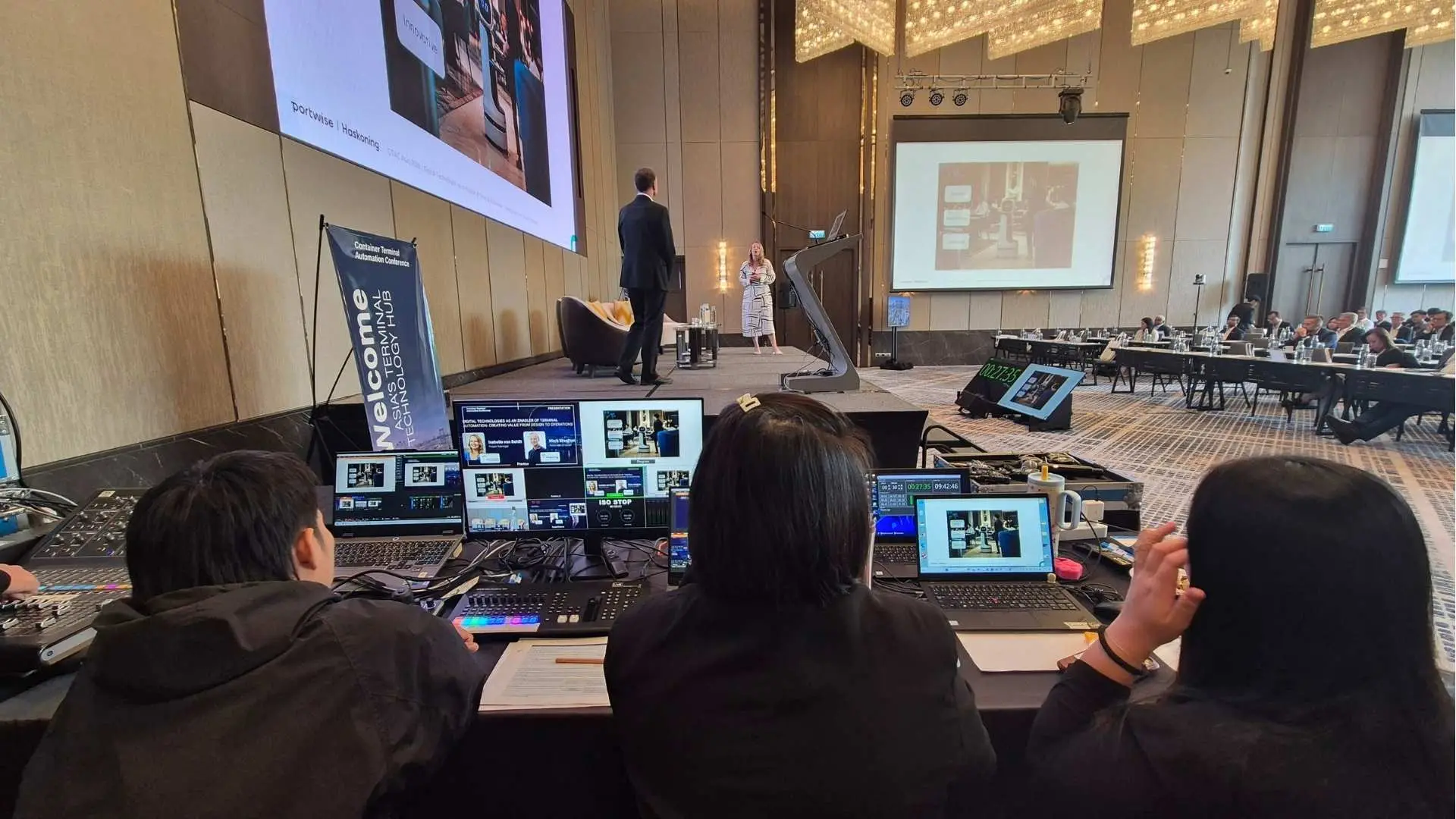 Conference AV Rental Thailand ทีมงานดูแลอุปกรณ์ระบบเสียง ภาพ แสง และสตาฟดูแลสไลด์ พรีเซนเตชั่น ควบคุมระบบขณะนำเสนอ