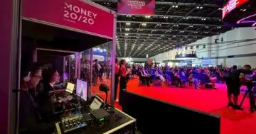 ไมตี้ ไมซ์ ให้เช่าหูฟังแปลภาษา ระบบสัญญาณวิทยุ (Radio Frequency - RF Simultaneous Interpretation System) ในห้องประชุมขนาดใหญ่