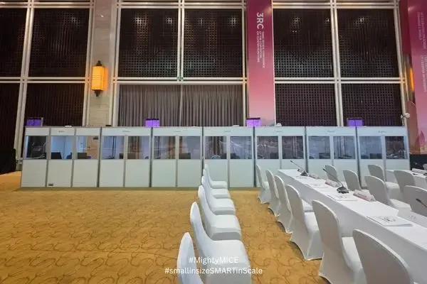 ตู้ล่ามสีขาว 7 ตู้เรียงกันอย่างสวยงาม ในงานประชุม 3rd Review Conference of the Convention on Cluster Munitions นครหลวงเวียงจันทน์ สปป. ลาว