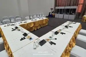 ตู้ล่ามแปลภาษาจำนวน 2 ตู้ ที่ติดตั้งด้านหลังห้องประชุม ในลักษณะหันหน้าเข้าหาประธานในที่ประชุม เพื่อการมองบรรยากาศในการสนทนาได้ชัดเจนขึ้น