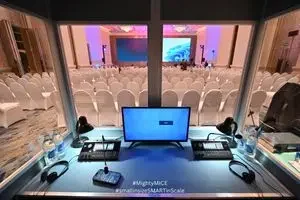 ภายภายในตู้ล่ามขนาด 2 คน ที่มี Televic Ligua ID Interpreter Desk 2 ชุด