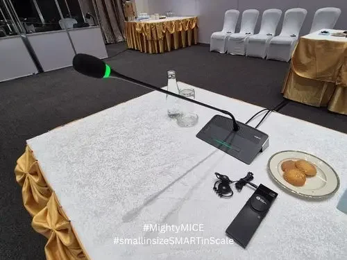 ไมค์ประชุม Televic D-Cerno ที่สามารถปรับเปลี่ยนการแสดงสีไฟที่หัวไมค์ได้