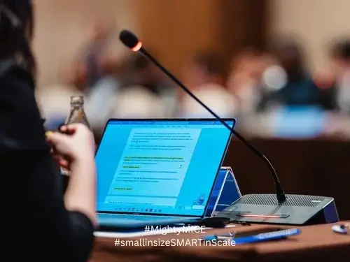 ไมค์ประชุม Televic D-Cerno บนโต๊ะประชุม ขณะเปิดใช้งาน