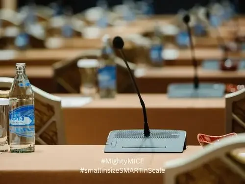 ภาพด้านหน้าของไมค์ประชุม Televic D-Cerno ที่ไมตี้ ไมซ์ติดตั้งบนโต๊ะ
