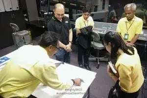 เจ้าหน้าที่จากรัฐสภา, TOT และ ไมตี้ ไมซ์​ ร่วมออกแบบ วางแผน การเลือกใช้อุปกรณ์ และระบบไมค์ประชุม รวมถึงระบบถ่ายทอดสดภายในอาคาร