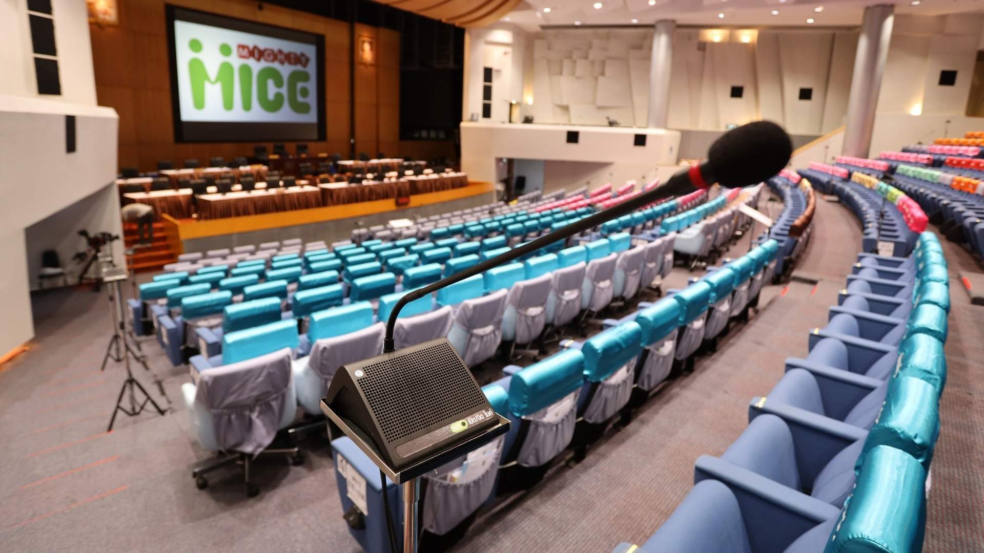 ไมค์ประชุม Shure รุ่น DC 5980P ที่ไมตี้ ไมซ์​ติดตั้งในห้องประชุมรัฐสภา (ชั่วคราว) ณ ห้องประชุมใหญ่ อาคาร 9 บริษัท ทีโอที จำกัด (มหาชน)