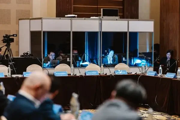 ตู้ล่ามแปลภาษาของไมตี้ ไมซ์ ขณะใช้งานในห้องประชุม
