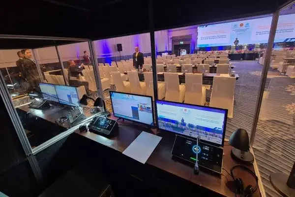 ภาพภายในตู้ล่าม 2 คนของไมตี้ ไมซ์​ พร้อม Bosch Dicentis iDesk Interpreter Desk ในงานประชุมนานาชาติที่กรุงเทพฯ