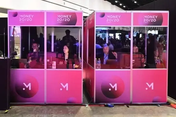 ตู้ล่ามของไมตี้ ไมซ์​ที่ตกแต่งด้วยภาพกราฟฟิกสีชมพูของงาน Money 20|20 ประจำปี 2026